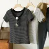 Camiseta de Algodão Fina com Clavícula Exposta, Gola Redonda Grande, Mangas Curtas, Top Listrado para Mulheres, Estilo Primavera/Verão, Armazém Japonês, Disponível para Atacado