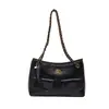 Bolso retro de ante a la moda 2026 nuevo bolso cruzado versátil para mujer con un toque de alta gama para ir al trabajo, bolso de hombro único bajo el brazo