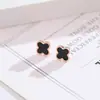 Pendientes de Acero de Titanio Sencillos con Trébol de Cuatro Hojas Negro de Moda, Pendientes Pequeños y Exquisitos de Temperamento para Mujer, Pendientes Versátiles de Moda, Venta al por Mayor