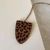 Colar Magnético com Estampa de Leopardo em Camurça, Design Pequeno e Versátil, Corrente para Suéter, Simples e Estiloso, Pingente Portátil para Sair