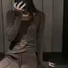Camiseta feminina simples de manga comprida estilo coreano de fábrica, novo modelo 2026, ombro normal, top básico de linho com gola U para usar como peça externa
