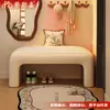 Se puede colocar un banco en la entrada del vestíbulo, sirviendo como banco para cambiarse los zapatos, un banco largo, un banco al pie de la cama, o un banco acolchado suave para el vestidor o el probador, proporcionando un lugar para descansar.