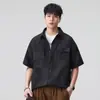 2026 Novo Modelo Camisa Masculina Suave e Amiga da Pele, Estilo Americano Versátil Textura Natural, Bolso no Peito com Logo, Jaqueta de Manga Curta