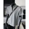 Camisa polo de verano para hombre color gris claro con cuello henley, hombros rectos, media cremallera y manga corta, top de manga corta cleanfit