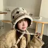 Gorro de Orejeras Jacquard Colorblock de Invierno para Mujer con Terciopelo Plus Caliente Bola de Pompones Estilo Coreano para Adelgazar la Cara Resistente al Viento Gorro de Pescador Tejido