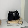 Bolsa de jantar com cordão incrustado de diamantes Bolsa transversal feminina com design moderno Bolsa de balde com corrente de diamantes brilhantes para mulheres