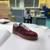 Alternativa da Moda aos Tênis de Marca: Tênis de Corrida Patchwork de Couro Vintage em Vinho e Marinho, Sapatos Casuais Versáteis para Mulheres
