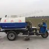 Carro nebulizador de longo alcance a diesel de três rodas, pequeno, tipo carro de rega com cinto verde, tipo assento, caminhão-tanque de água nebulizada para canteiro de obras