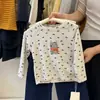 Camiseta básica linda y adorable para niñas estilo coreano, camiseta de manga larga de moda con estampado de corazón y gato para el uso diario de otoño del bebé