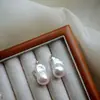 Pendientes de botón de perla barroca de agua dulce natural asimétricos de plata 925