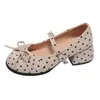 Zapatos de salón poco profundos de tacón grueso con punta redonda y estampado de lunares estilo francés para mujer, nuevo modelo de primavera 2026, famosos en internet, que aumentan la altura, zapatos Mary Jane retro