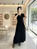Vestido suéter novo de outono de 2026 com gola polo, justo ao corpo, acinturado, em linha A, longo acima do joelho, simples e emagrecedor, vestuário feminino elegante