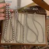 Elegante colar de pérolas cinzas para mulheres, vintage de luxo leve e moderno, 2026 novo popular acessório de gargantilha de nicho atacado