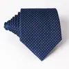 La corbata de poliéster para hombre se ha suministrado en grandes cantidades durante todo el año. 70 corbatas de negocios profesionales de colores para damas de boda para hombres
