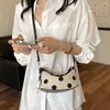 Elegante bolso de mano de lunares blanco y negro para mujer, bolso pequeño, nuevo modelo de moda de verano 2026, versátil, para el día a día, bandolera