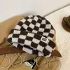 Gorro de punto a cuadros transfronterizo para mujer, diseño retro de bloques de color para otoño e invierno, circunferencia de cabeza grande, efecto adelgazante del rostro, con estampado de logotipo