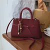 Bolsa de Celebridade da Internet Feminina Outono e Inverno 2025 Fivela de Cinto de Camurça Fosca Retrô Bolsa de Mão com Alça de Ombro Bolsa Tote Versão Coreana