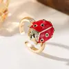 Anillo de Luz de Zirconia Incrustada en Oro Real Chapado en Cobre Transfronterizo Europeo y Americano Lujo Ligero Sensación de Alta Gama Anillo para el Dedo Joyería de Mano Versátil Fabricante Venta al por Mayor en Stock
