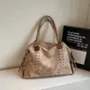 Bolso de mujer de gran capacidad transfronterizo 2026 primavera nuevo casual con tachuelas bandolera de axila bolso tote de viaje para commuting moderno