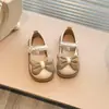 Zapatos de piel para niña, nuevo estilo primavera 2026, zapatos con lazo de suela blanda, zapatos de rendimiento infantiles de moda