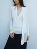 Top de tricô de acetato branco com decote V drapeado e design plissado, camiseta elegante de manga longa para o início do outono com ajuste na cintura