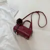 Bolsa Boston lisa de nicho, nova coleção 2026, bolsa de mão estilosa, bolsa transversal única, adequada para o trabalho e para ir ao trabalho, bolsa de ombro