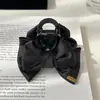 Black Gold Label Bow Grab Clip Feminino 2024 Novo High-end Sense Half Hair Clip Headwear Shark Clip