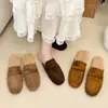 Novas pantufas estilo slip-on para mulheres, quentes e confortáveis para o uso diário no outono e inverno de 2026, com forro de pelúcia e um design moderno