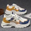 Tênis Esportivo Masculino 2026 Primavera Novo Estilo Sapatos Masculinos Sola Grossa Antiderrapante Casuais Versáteis para Estudantes Tendência Tênis de Corrida para Homens
