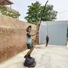 Fabricante de Escultura Personalizada em Bronze Escultura de Bronze Estilo Europeu Criança Brincando Escultura de História Figura Ocidental ao Ar Livre Escultura de Bronze
