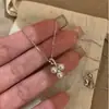 Collar Minimalista Pequeño de Perlas de Uva Estilo Francés para Mujer, Cadena de Clavícula Versátil Vintage con un Diseño de Lujo Ligero y un Sentido de Sofisticación