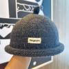 Nuevo Sombrero de Lana Tejido con Parche de Letra y Borde Enrollado para Otoño e Invierno 2025, Sombrero de Propietario de Moda y Versátil para Viajes y Ropa de Trabajo