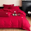 Juego de Cuatro Piezas para Boda de Algodón Amigable con la Piel Bordado Sábanas de Cama y Fundas de Edredón Nuevo 2025 Rojo Festivo Ropa de Cama de Alta Gama para Boda