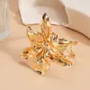 Pulsera Abierta de Doble Capa con Flor Metálica Plegada Europea y Americana, Personalizada, Exagerada, de Nicho, Joyería de Mano de Alta Gama para Mujeres