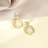 Pendientes de perlas de flores tridimensionales con encaje hueco y microincrustaciones, temperamento retro francés, joyería de oído de nicho de alta gama que combina con todo