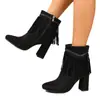 Botas de mujer de terciopelo europeo y americano con borlas, tacón alto grueso, cierre lateral, punta fina, versátiles y elegantes, cuidadosamente seleccionadas, disponibles en stock para venta al por mayor.