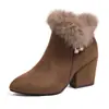 Botas Curtas de Camurça Estilo Europeu e Americano Outono/Inverno para Mulheres, Salto Alto Bico Fino, Botas de Algodão com Pelo Forradas com Fleece, Elegantes Botas Femininas com Strass em Estoque