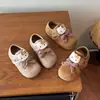 Sapatos de couro para meninas, estilo Birkenstock, nova coleção primavera/outono 2026, sola macia para crianças, antiderrapantes, design de gato de desenho animado, sapatos de princesa, com forro de lã