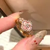 Anel flor de madrepérola rosa trevo de quatro folhas para mulheres, design de nicho, anel ajustável, luxo leve, anel de moda de alta qualidade atacado