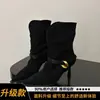 Novas botas curtas femininas de salto alto com bico fino, camurça plissada e salto empilhado, com tiras de fivela de metal, estilo europeu e americano, para calçar e tirar facilmente