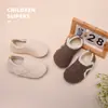 Calcetines de piso para niños, estilo padre-hijo, otoño e invierno, forrados de felpa y engrosados, zapatos suaves antideslizantes de interior para bebés que aprenden a caminar, diseñados para mantener los pies calientes en suelos fríos