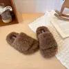 Sandálias de dedo femininas de pelúcia com sola grossa, novo estilo 2026, para uso externo, elegantes e únicas, pantufas de pelúcia antiderrapantes e resistentes à sujeira