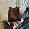 Mochila transfronteriza para mujer 2026 otoño nueva bolsa para mujer bandolera de un solo hombro bolsa de axila de gran capacidad bandolera de moda