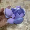 Conjunto de 12 peças de gotas de almofada de ar triangulares roxas, ovo de maquiagem de beleza, esponja para pó de maquiagem, molhar em água para se tornar úmido e seco, dupla finalidade, dedos
