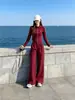 Nueva colección otoño/invierno 2026: Chaqueta roja corta con cremallera y cuello alto, elegante y a la moda, combinada con pantalones deportivos casuales - un conjunto de dos piezas a la moda