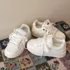 Tênis brancos de sola grossa originais de nicho estilo coreano para mulheres, novos tênis populares versáteis de outono de 2026, sapatos casuais para estudantes
