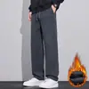 Directo del fabricante: Pantalones de forro polar para hombre, con una caída favorecedora, efecto adelgazante y un estilo casual estructurado.. Estos pantalones largos de moda, de pierna recta y corte holgado son perfectos para otoño e invierno.
