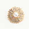 Broche de trevo de quatro folhas de luxo com diamantes, pequeno pino de liga para ternos femininos, jaquetas, cardigãs e decorações de gola