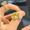 Anillo de Corte Super Grande Cielo Estrellado Brillante Seiko Incrustado de Zircón de Lujo Diamante de Alto Carbono Flor de Hielo Triturado Amarillo Ganso Cuadrado Gordo Anillo para Mujer