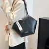 Venta al por mayor, bolso pequeño portátil de tejido en contraste de color, bolso de mujer, primavera 2025, nuevo bolso de hombro de gran capacidad, bolso de viaje bajo el brazo